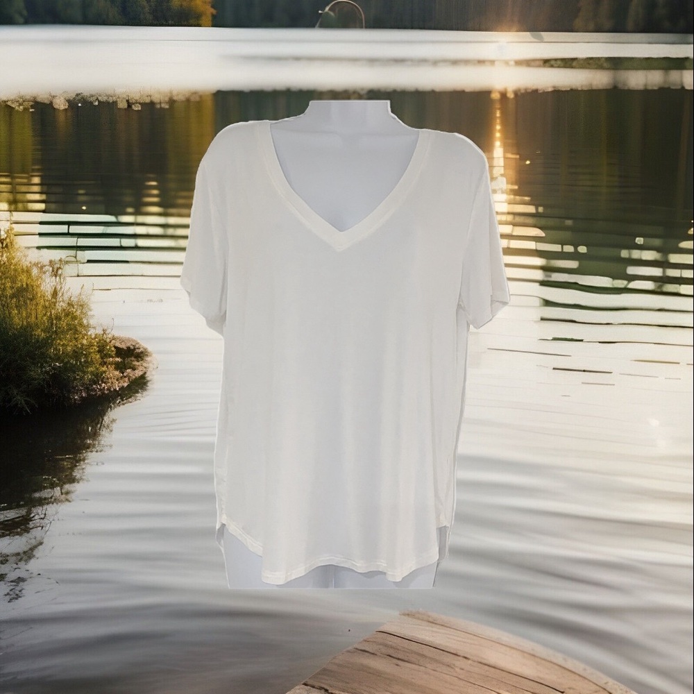 ▪️ Oversized Flowy Soft Women’s Medium V neck Off-White Tee